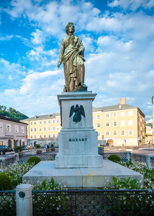 mozartplatz-denkmal.jpg