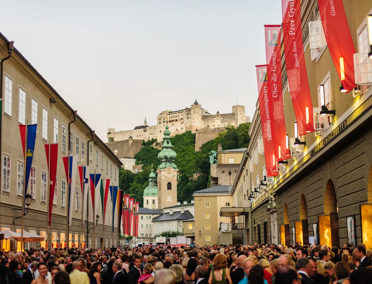 vor-dem-festspielhaus.jpg